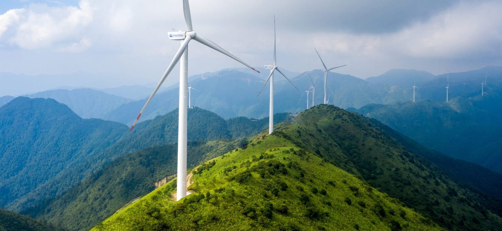 Des éoliennes dans une montagne