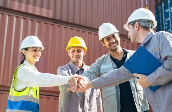 Une équipe se sert la main, expérience client parfaite